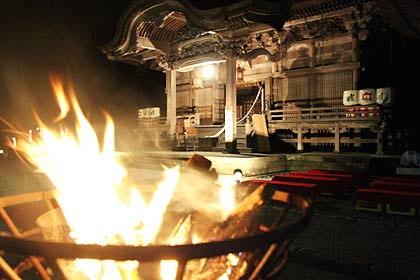 青海神社拝殿のライトアップとかがり火