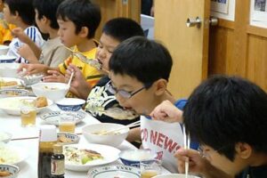 「コシヒカリ収穫体験in三条」で東京都・荒川区立第二峡田小学校の児童31人が三条産づくしのメニューを味わう
