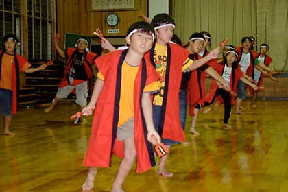 国定市長によさこいソーランを披露する荒川区立第二峡田小児童