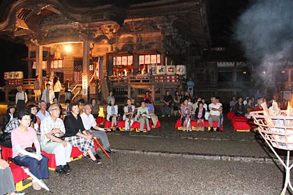 市民芸能を見物する市民