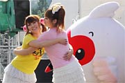 職員は歌に踊りにハッスル