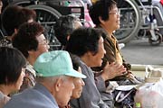お年寄りは笑顔が絶えなかった。
