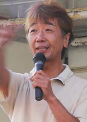締めくくりのあいさつで来年のいっぷく祭りでの再会を願う北沢理事長