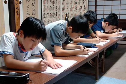 子どもたちは静まりかえって写仏に集中