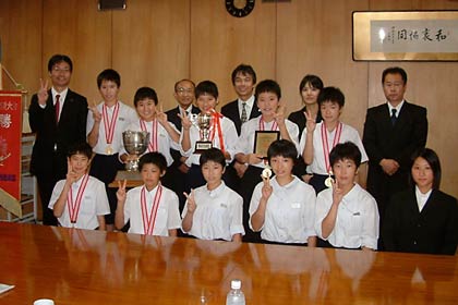 鈴木市長とともに記念撮影