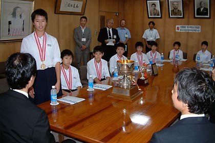 鈴木市長に成績を報告し、自己紹介する燕中女子剣道部