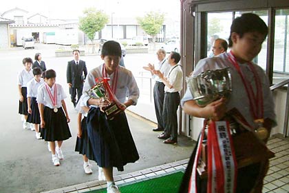 鈴木燕市長を表敬する2年ぶり3回目の日本一に輝いた燕中女子剣道部、吉田庁舎玄関で職員の歓迎を受ける