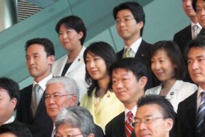 首相官邸で行われた政務官に決まった26人の記念撮影