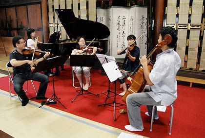 第38回お寺で音楽を楽しむ会「アンサンブル　オビリーによる室内楽」の本番前日22日に福勝寺で行われたリハーサル