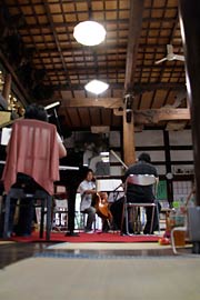 本堂での演奏