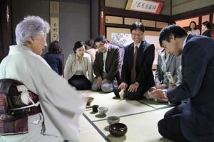 良寛ゆかりの燕市・国上寺で初めての国上良寛茶会、秋雨のなか約250人が参加する盛況
