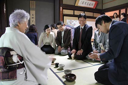 23日に国上寺で初めて開かれた国上良寛茶会、第一席の裏千家・大泉宗寿さんの抹茶