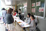 あいにく雨のなか、ひさしの下にコーナーを設置
