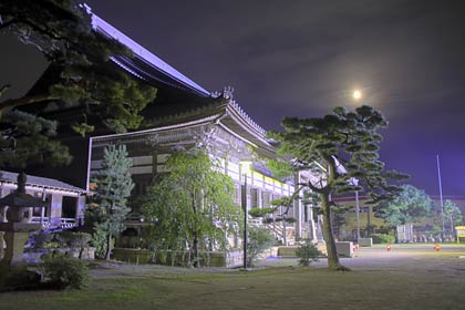 三条別院本堂のライトアップ