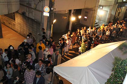 無料サービスに本寺小路に大行列