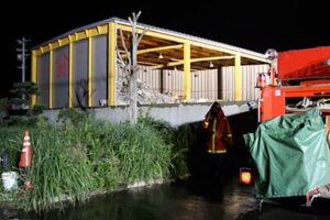 26日深夜、三条市貝喰新田地内の会社で廃材とも思われるものが燃える