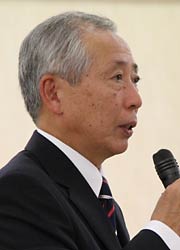 決意表明を述べる山井氏