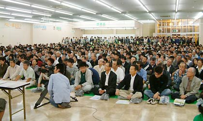 1,000人が参集した事務所