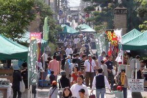 三条マルシェが開かれた三条別院から見る本寺小路は人でごった返す