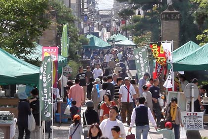 三条マルシェが開かれた三条別院から見る本寺小路は人でごった返す