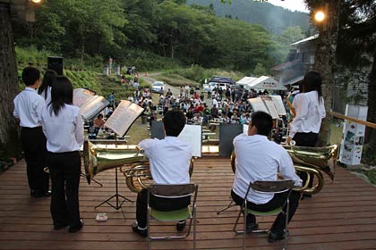 26日、三条市最奥の吉ヶ平で開かれた「秘境吉ヶ平 秋の野外コンサート」