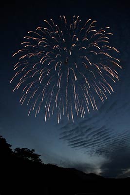 山奥で上がる花火