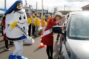 秋の全国交通安全運動で加茂市で交通事故「なし」キャンペーン、車200台のドライバーにナシ「豊水」2つずつ