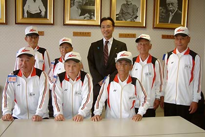 国定三条市長を訪問した第23回全国スポーツ・レクリエーション祭に出場する下田地区のゲートボールチーム「花渕」