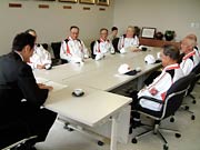国定市長と歓談するメンバー