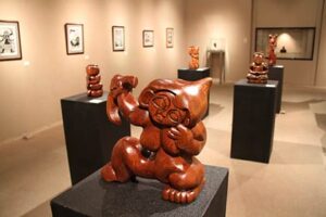 10月17日まで燕市産業史料館で漆芸作家、渡辺裕之さんの「ぼくのあやしいさんぎょうしりょうかんてん」
