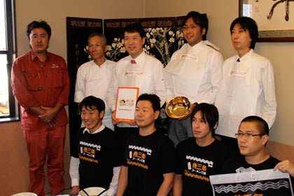 泉田知事を囲んで記念撮影
