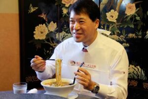 燕三条青年会議所の招きで泉田知事が本場三条でカレーラーメンを試食