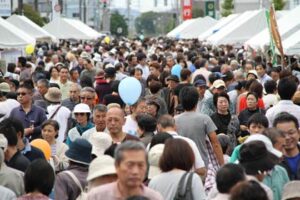 第30回燕青空即売会は好天に恵まれてことしも大勢の人出でにぎわう