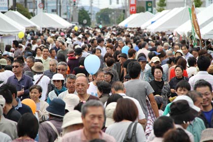 ことしも大勢の人出でにぎわった第30回燕青空即売会