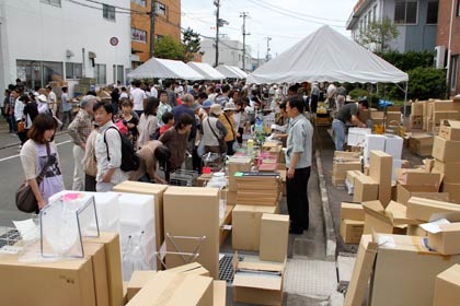 店の後ろにはたちまち空になった段ボール箱の山