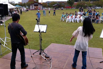 三条市総合運動公園の芝生広場で開かれたボールパークフェスティバル