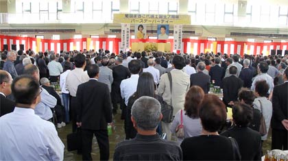 1,000人の支援者でいっぱいの会場