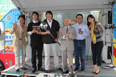 出演者で「80ちゃん号」のステージに並んで記念撮影