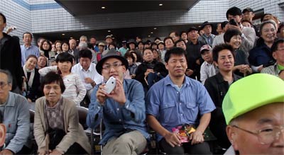 大勢の見物客でぎっしり