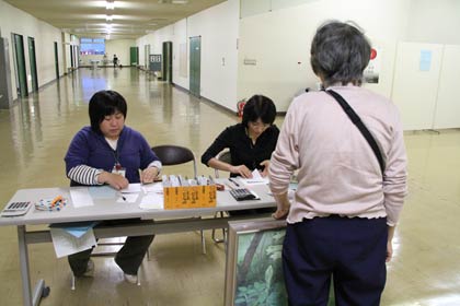 第6回三条市美術展の出品作品の搬入受け付け