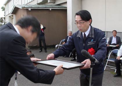 斎藤教育次長から細川ダイワメカニック社長に感謝状の贈呈