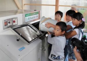 燕市松長小に無償貸与された食品資源リサイクルの生ごみ処理機「マジックバイオくん」のお披露目式