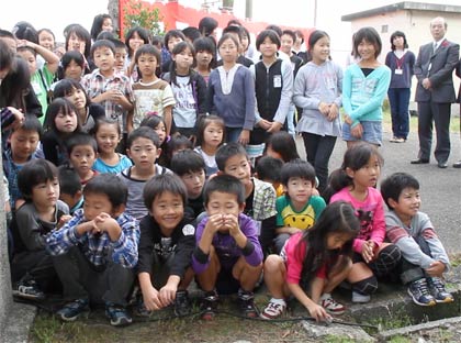 「マジックバイオくん」に興味津々の児童