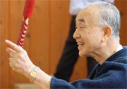 指導者を務める小池市長は笑顔がほころぶ