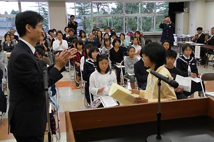 6日行われたで平成22年度燕市交通安全ポスターコンクール表彰式
