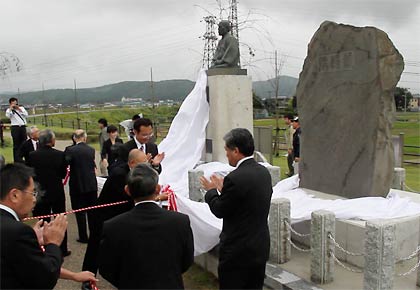 三条市水害復興記念公園で行われた松尾与十郎先生記念碑・新堤碑移設完成式典