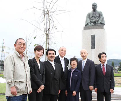 松尾与十郎像の前で記念撮影