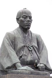 35年ぶりに五十嵐川を見下ろし、見守る与十郎