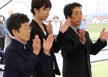 左から与十郎のひ孫の松尾幸子さん、その孫の礼子さん、親せき筋の内山敏雄さん