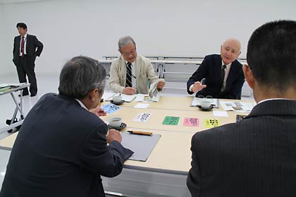現行の三条市のナンバープレートを前に検討を進める